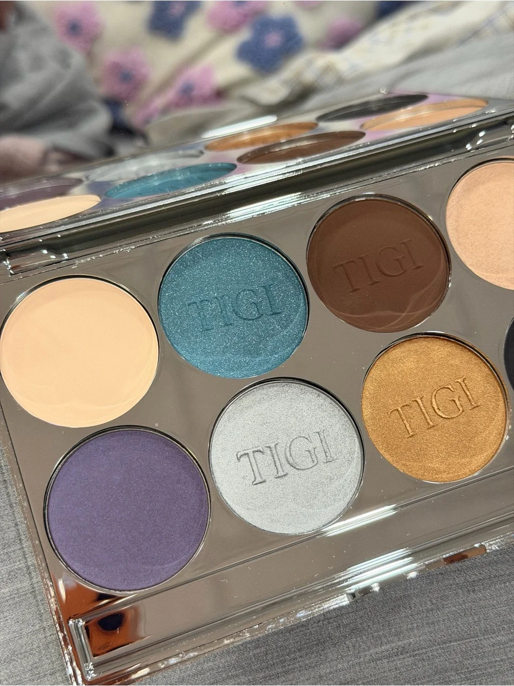 TIGI Compact Eyeshadow Palette in White and Brown Window